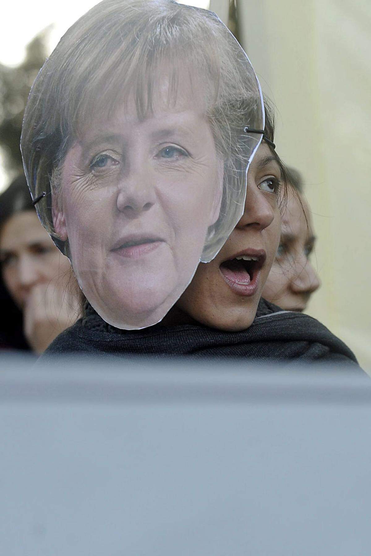 Deutschlands Kanzlerin Angela Merkel drängt Zypern bei einem Besuch auf der Mittelmeerinsel zu Reformen.