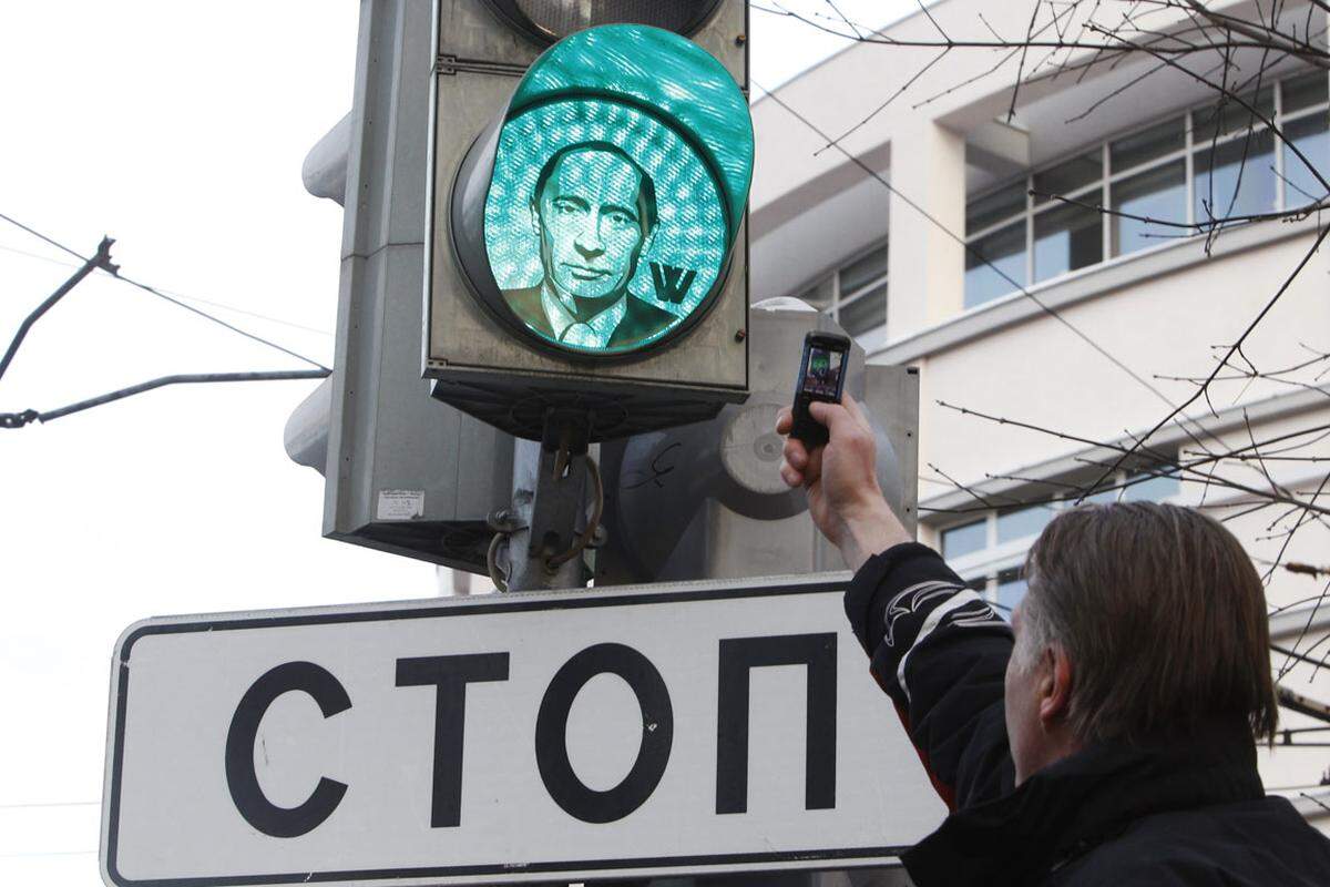 Aber es muss nicht immer Protest sein: Auf grünen Ampeln zeigten im Jahr 2012 regierungstreue Russen in Moskau ihre Unterstützung für Präsident Wladimir Putin.