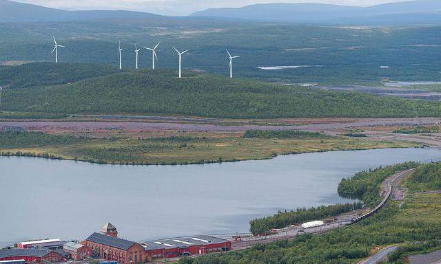 Windturbinen am Rande von Kiruna in der schwedischen Region Norrbotten.