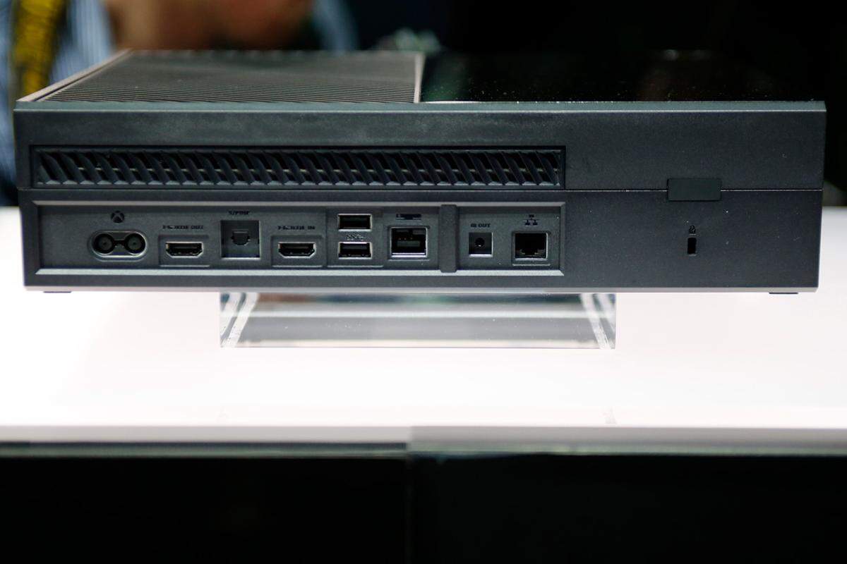 Ausreichend Anschlüsse für USB 3.0 und HDMI bietet die Xbox One auf jeden Fall, um etwa den Plattenplatz noch zu erweitern.