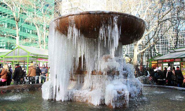 Der Josephine Shaw Lowell Memorial Brunnen im New Yorker Bryant Park zeugt von der Eiseskälte in Nordamerika.