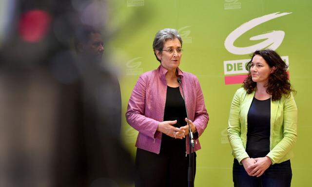 Die Glawischnig-Nachfolge bei den Grünen ist geregelt: Ulrike Lunacek (l.) wird Spitzenkandidatin bei der Nationalratswahl am 15. Oktober, Ingrid Felipe neue Bundessprecherin.