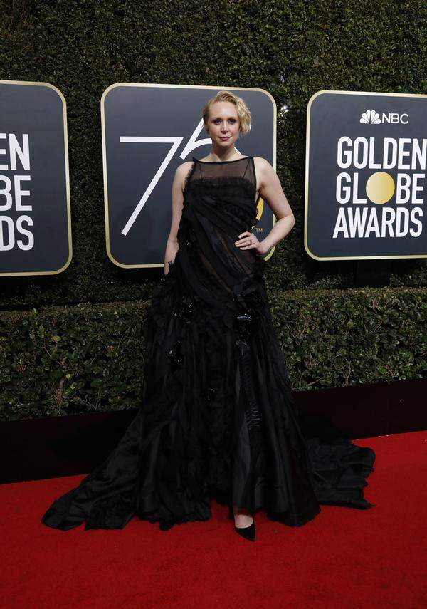 Gwendoline Christie trägt eine kunstvolle Drapierung von Giles Deacon.