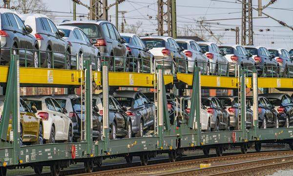 Von den Bändern liefen in Deutschland nach Angaben des Branchenverbandes VDA 4,1 Millionen Personenwagen, 18 Prozent mehr als ein Jahr zuvor.