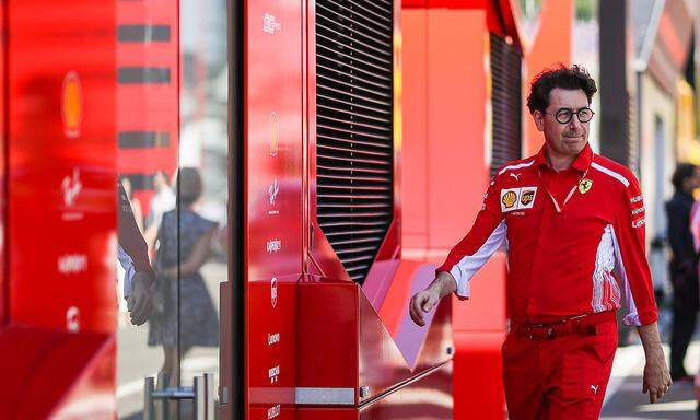 Teamchef Mattia Binotti auf dem Weg zum Ferrari-Truck