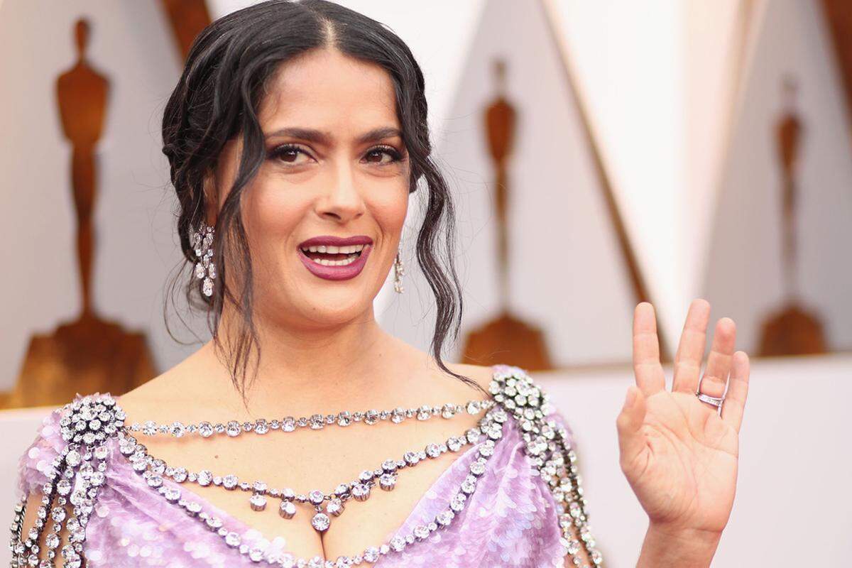 Salma Hayek spazierte mit Juwelen im Wert von über 4,2 Millionen Dollar von Harry Winston über den roten Teppich. Darunter diamantbesetzte Ohrringe mit 27,5 Karat.