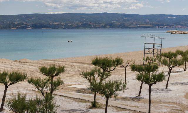 Auch am Adria-Strand in Omis in Kroatien dürften bald wieder österreichische Gäste eintreffen.