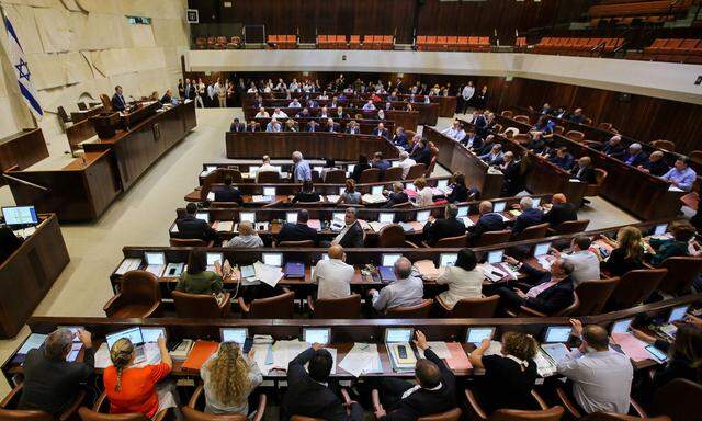 Noch am Samstag waren einige Tausend Israelis aus Protest gegen die geplante Gesetzreform auf den Tel Aviver Jitzhak-Rabin-Platz gezogen. 