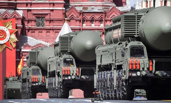Russische Interkontinental-Raketen (“Jars“) bei der Militärparade anlässlich des „Tags des Sieges“ am 9. Mai 2022.