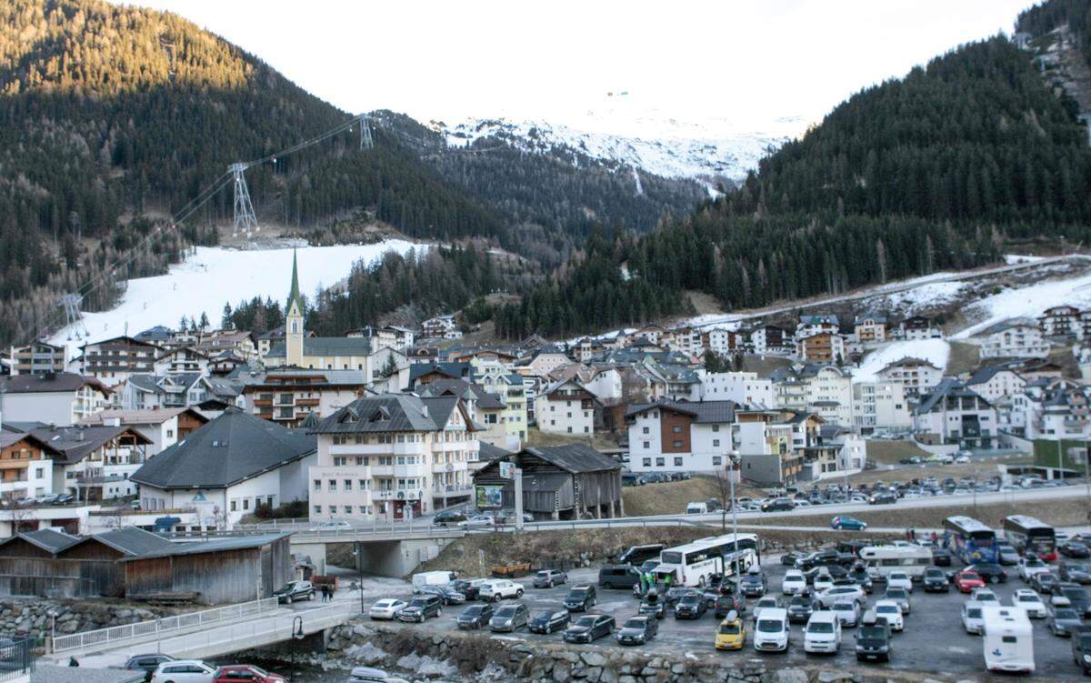 Preis: 6538 Euro Bekannt wurde Ischgl auch mit den großen Popkonzerten, die zur Saisoneröffnung, dem Saisonausklang sowie zu Ostern veranstaltet werden. Mit diversen Skiliften können mehr als 93.000 Personen pro Stunde befördert werden.
