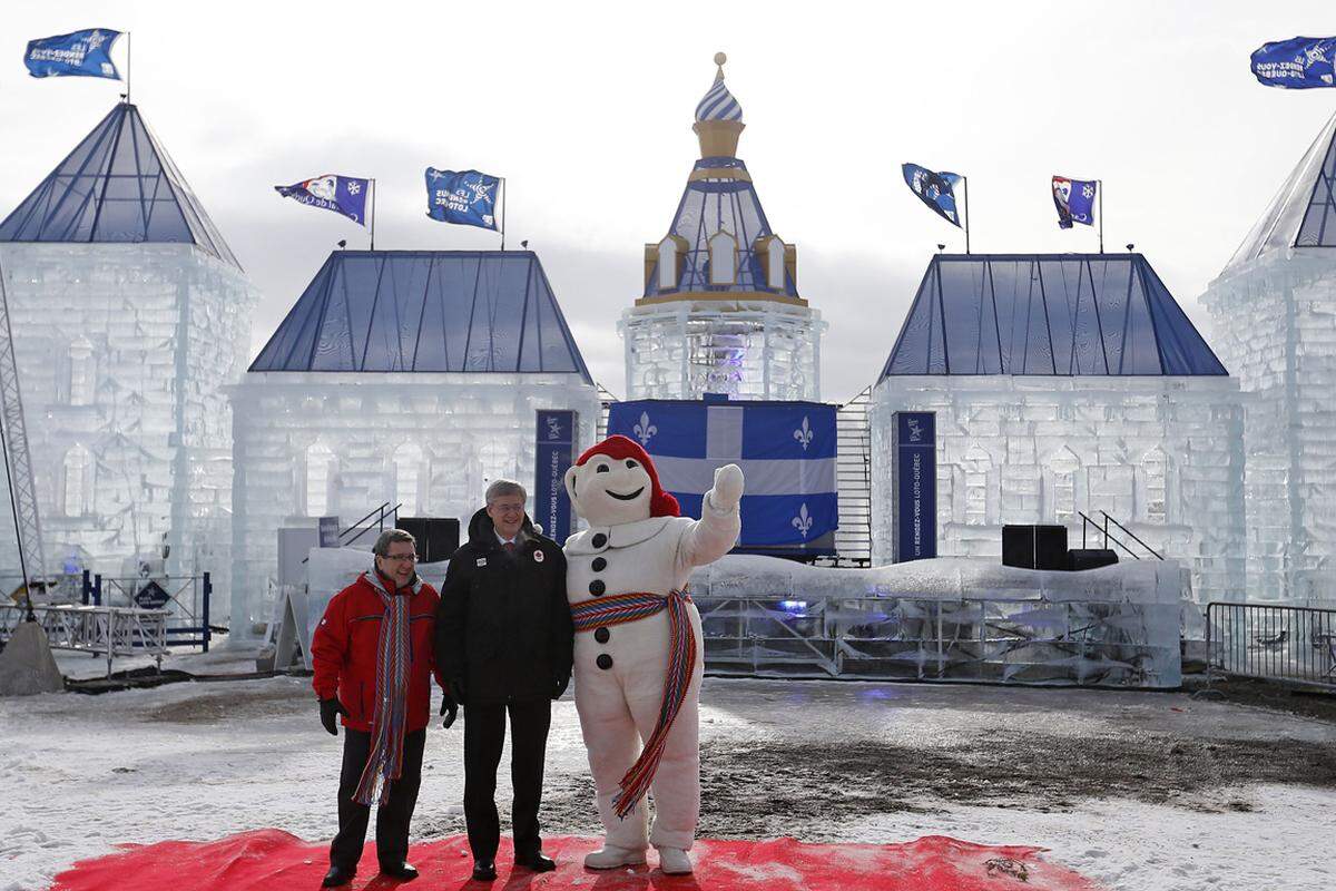 In Quebec, Kanada, posiert Premierminister Stephen Harrer (Mitte) mit dem offziellen Maskottchen des Quebec Winter-Karnevals mit dem Namen "Bonhomme Carnival".