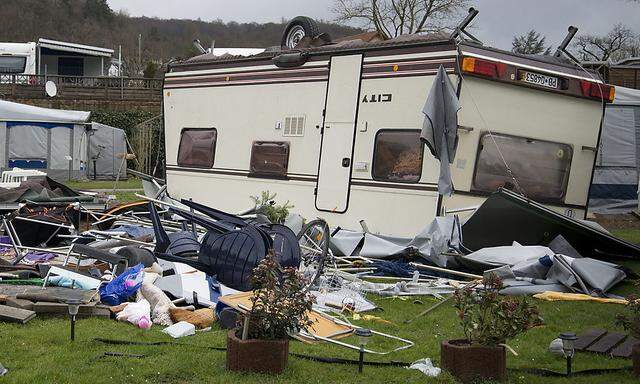 Ein vom Sturm schwer gezeichneter Campingplatz in Bad Karlshafen im deutschen Bundesland Hessen