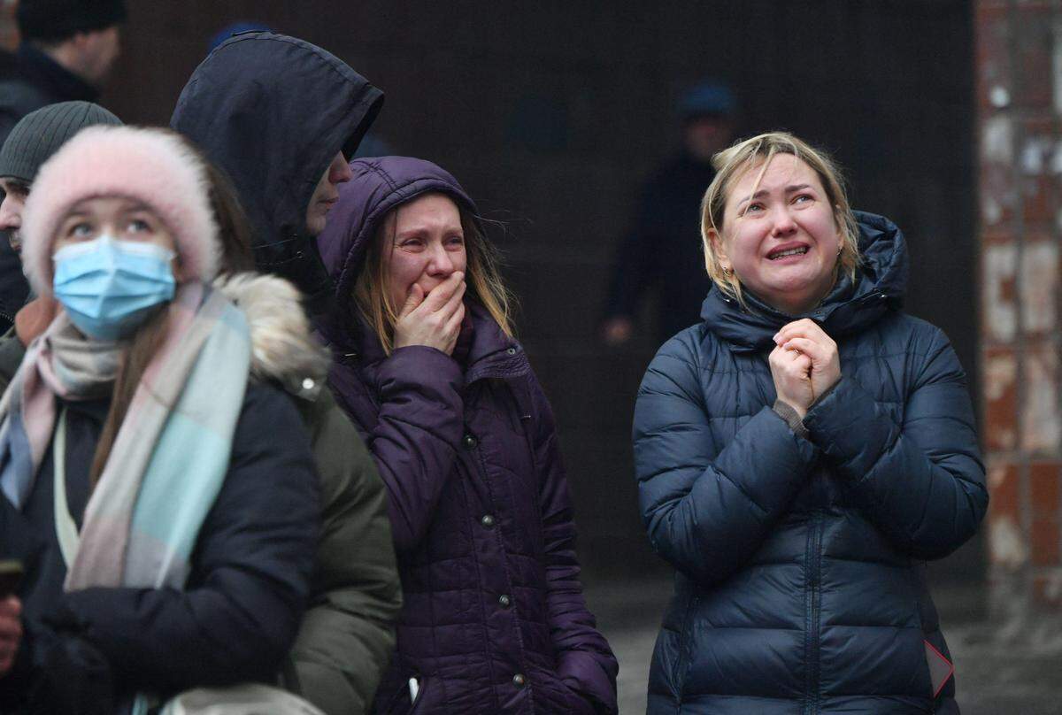 Bewohner in Kiew bangen nach einem russischen Angriff um Bekannte.