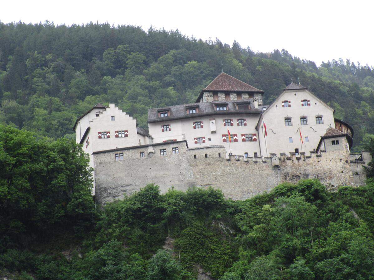 Das ist das Schloss, in dem der Fürst wohnt. Nein, nicht Kafka. Es handelt sich um das Schloss über Vaduz, wo Hans Adam II. residiert – so er anwesend ist – und von wo aus er über 38.000 Staatsbürger herrscht.