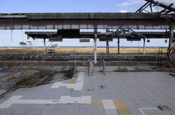 Bild: Der zertsörte Bahnhof von Tomioka fast zwei Jahre nach der Katastrophe.