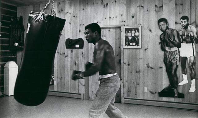 Jan 1 1960 Muhammad Ali at Dee Lake PUBLICATIONxINxGERxSUIxAUTxONLY ZUMAk09
