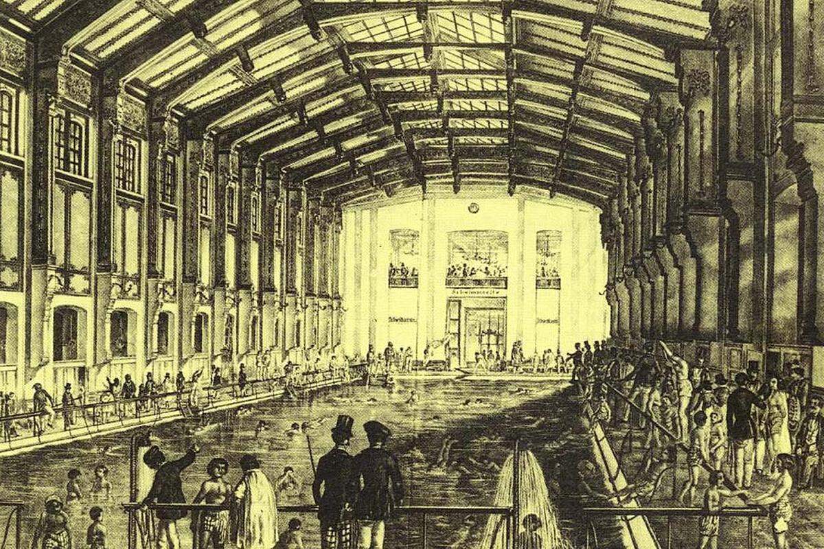 Die nach der Mutter von Kaiser Franz Joseph benannten Sofiensäle haben eine lange und bewegte Geschichte: 1838 als Dampfbad eröffnet wurde Mitte des 19. Jahrhunderts die große Schwimmhalle errichtet, die durch eine Holzkonstruktion im Winter in einen Ballsaal umgewandelt werden konnte.