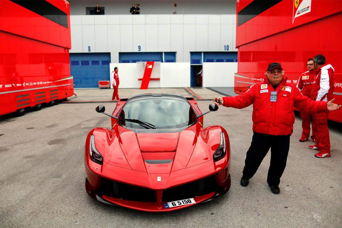 Land: ItalienMarkenstärke: 89.6Markenwert: 4,7 Mrd. DollarNachdem Ferrari jahrelang das Ranking anführte, wurde der Sportwagenhersteller heuer von einigen Unternehmen überholt.