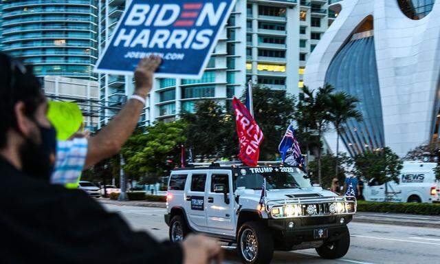 Anhänger des US-Präsidenten Donald Trump fahren an Anhängern des demokratischen Präsidentschaftskandidaten vorbei.