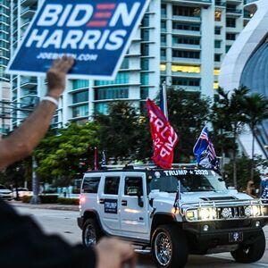 Anhänger des US-Präsidenten Donald Trump fahren an Anhängern des demokratischen Präsidentschaftskandidaten vorbei.