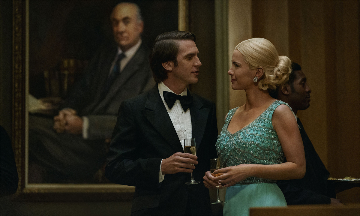 John Dean (Dan Stevens) ist moralisch etwas flexibler als seine Freundin. 