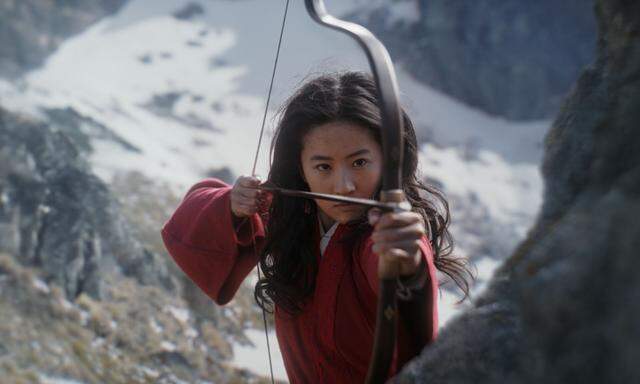 Da hat sie ihre Verkleidung schon aufgegeben: Mulan (Liu Yifei) rettet das Kaiserreich.