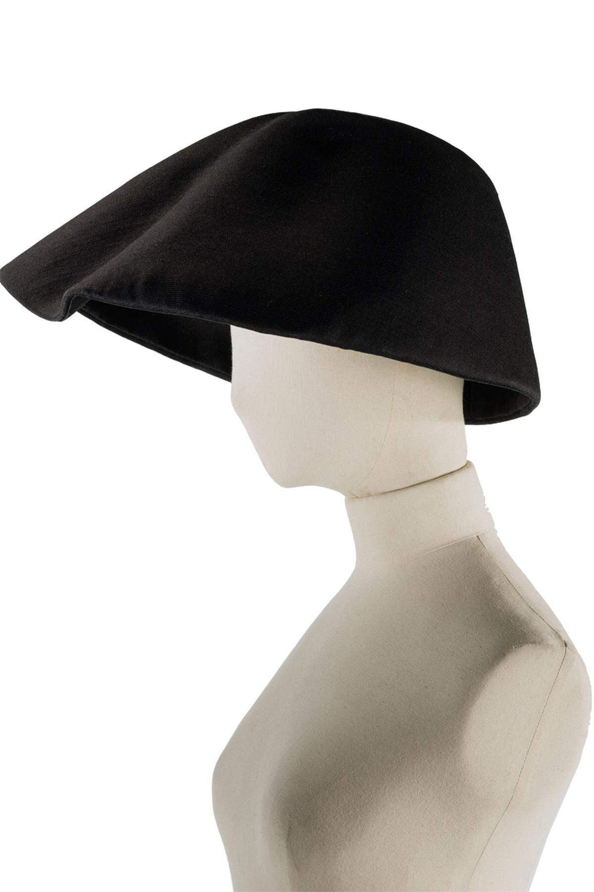 Das Pariser Musée Bourdelle zollt Couturier Cristóbal Balenciaga mit der Ausstellung „Balenciaga, l‘oeuvre au noir“ Tribut. Ausgestellt werden bis 16. Juli ausschließlich schwarze Entwürfe des 1972 verstorbenen Designers, denn Schwarz hatte einen großen Einfluss auf das Schaffen Balenciagas.