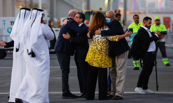 Die freigelassenen US-Bürger Siamak Namazi und Morad Tahbaz werden am Flughafen in Doha empfangen.
