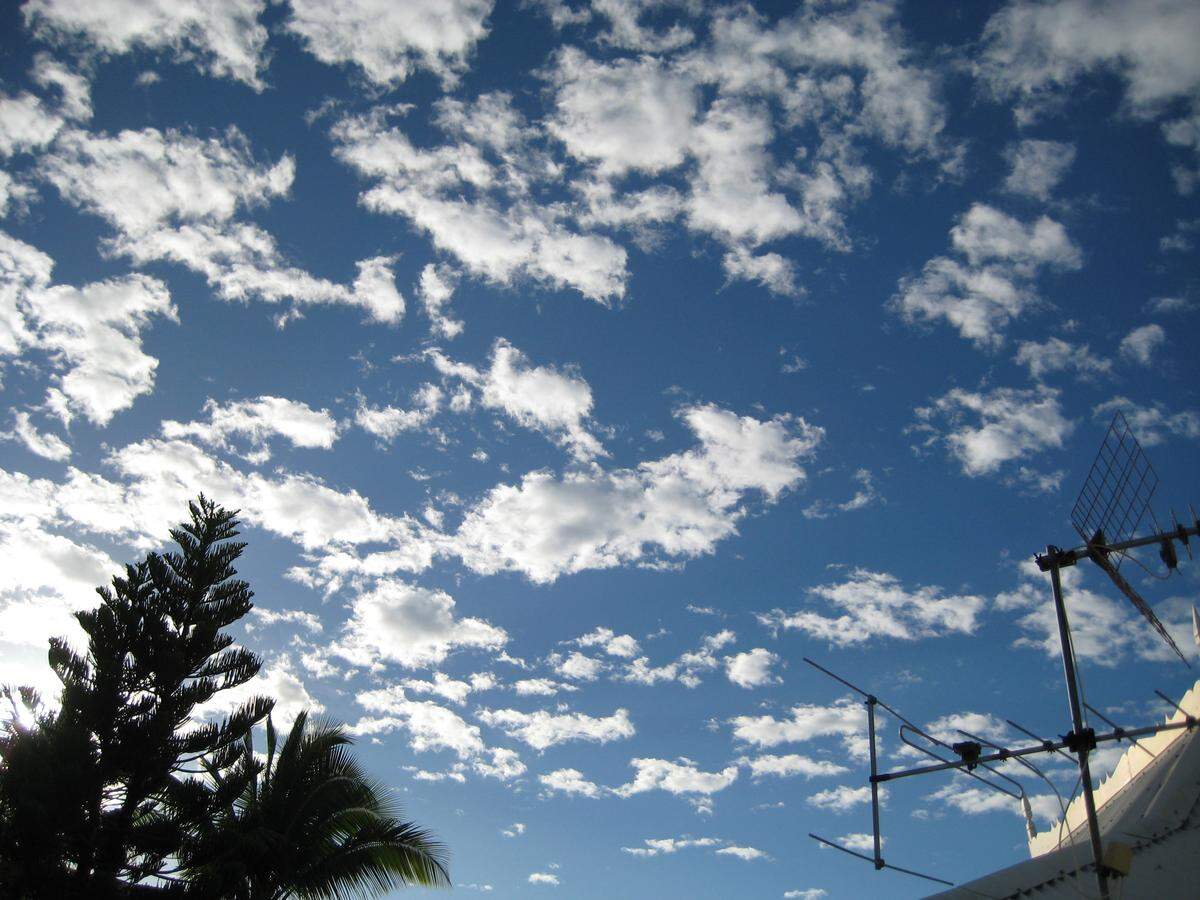 Der Himmel über dem französischen Überseedépartement Guadeloupe ist von Schäfchenwolken überzogen.