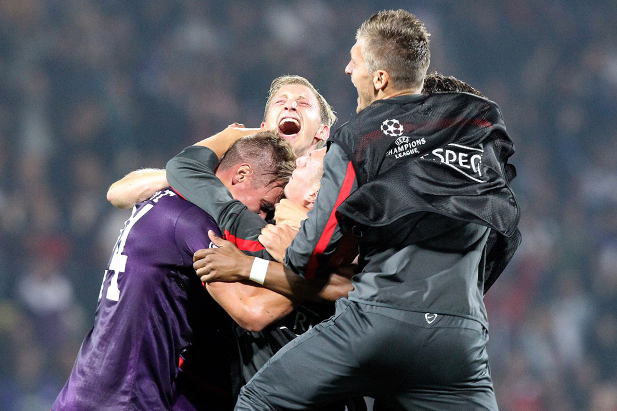 Als der Schlusspfiff dann den erstmaligen Einzug der Austria in die Gruppenphase der Champions League amtlich machte, gab es kein Halten mehr.