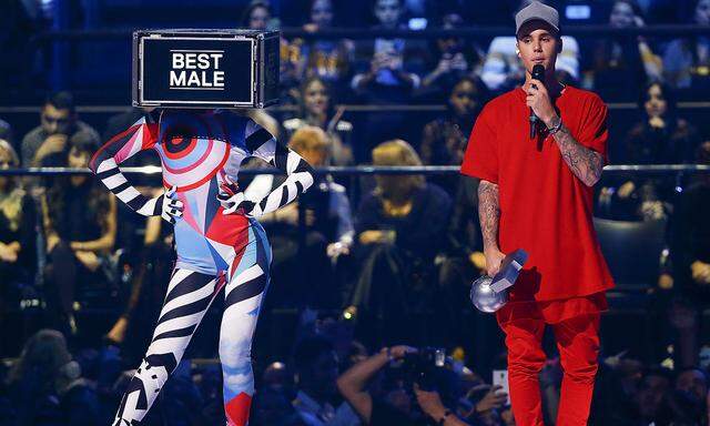 Canadian singer 2015 fanden die MTV European Music Awards in Mailand statt. Damals wurde Justin Bieber ausgezeichnetholds the ´Best Male´ award during the MTV EMA awards at the Assago forum in Milan