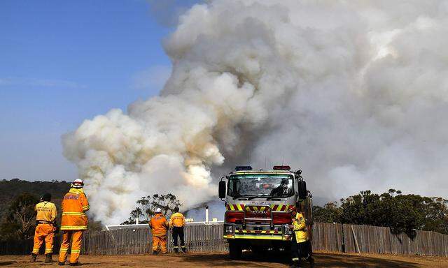 Rauch steigt in der Nähe von Penrose im australischen Bundesstaat New South Wales auf.