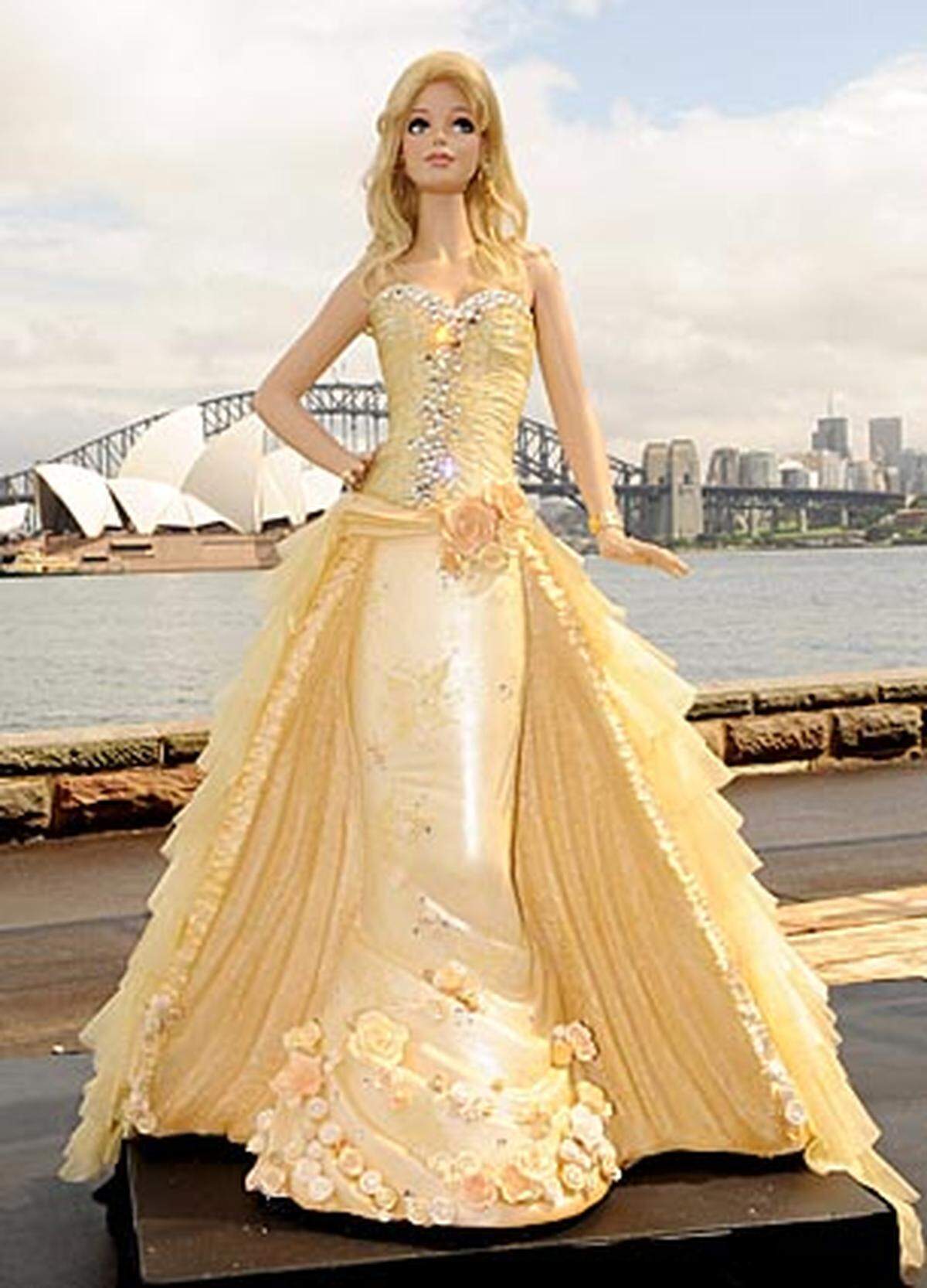 Im Hafen von Sydney steht anlässlich ihres 50. Geburtstages ein lebensgroßer Barbie-Kuchen. Das Kleid der essbaren Puppe wurde vom australischen Modeschöpfer Alex Perry designt.  Barbie in Designer-Kleidern