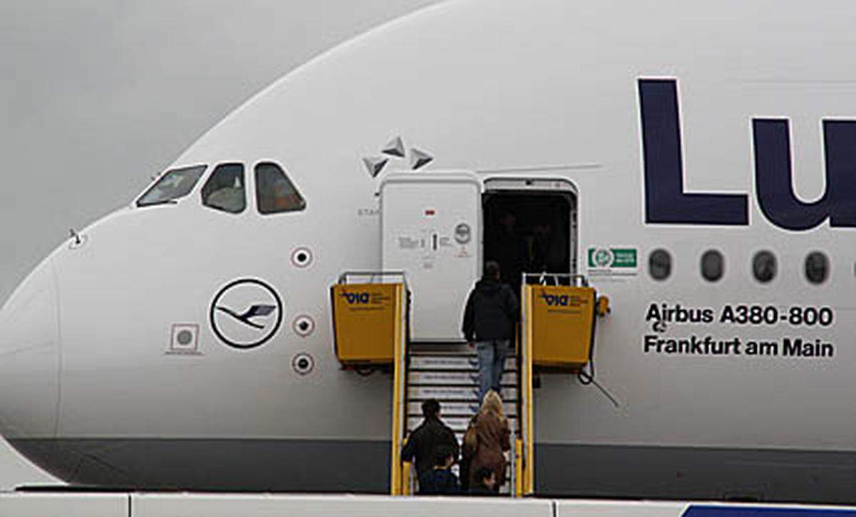 Der erste A380 der Lufthansa war auf den Namen "Frankfurt am Main" getauft worden, sein erster regulärer Flug wird das deutsche Fußball-Team nach Südafrika bringen.