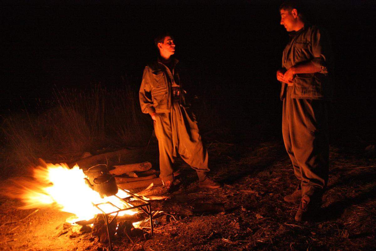 Im Camp, in dem die PKK in den Metina-Bergen Besucher unterbringt, sind die Sicherheitsbestimmungen weniger streng. Denn die Untergrundkämpfer gehen davon aus, dass der Standort des Lagers ohnehin bekannt ist. Hier darf offen Feuer verwendet werden, etwa um Tee zu kochen - nach Wasser das wichtigste Getränk in den Bergen.
