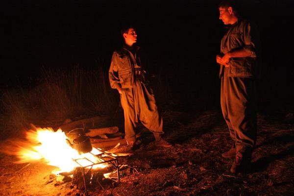 Im Camp, in dem die PKK in den Metina-Bergen Besucher unterbringt, sind die Sicherheitsbestimmungen weniger streng. Denn die Untergrundkämpfer gehen davon aus, dass der Standort des Lagers ohnehin bekannt ist. Hier darf offen Feuer verwendet werden, etwa um Tee zu kochen - nach Wasser das wichtigste Getränk in den Bergen.