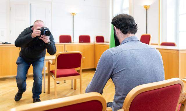 Der Angeklagte vor Prozessbeginn am Landesgericht Linz.