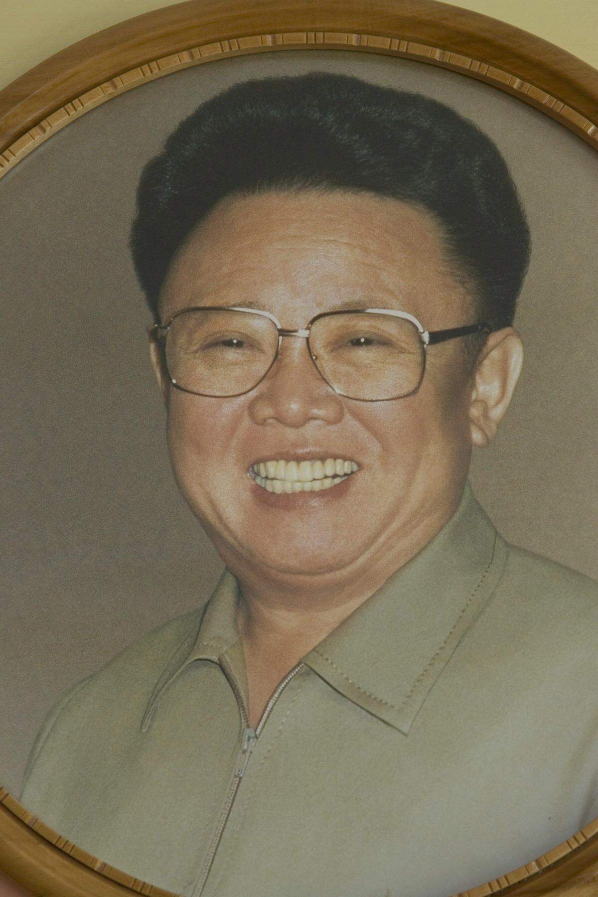 Wenn die Einwohner von Nordkorea von ihrem "Geliebten Führer" sprechen, meinen sie damit einen Mann, der außerhalb des Landes nicht nur für seine repressive Politik, sondern auch für seine Marotten bekannt ist: Kim Jong-il, seit Juli 1994 Oberhaupt der Demokratischen Volksrepublik Nordkorea.