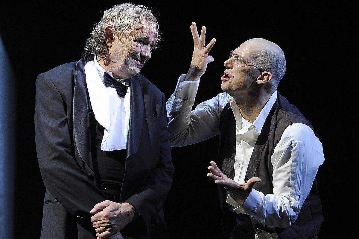 "Ein herrlicher Schauspieler, ein wundersamer Faun, der von weisen und gleichermaßen von bösen Geistern geküsst sein kann", sagte einmal Schauspielerkollege Tobias Moretti.  Bild: Gert Voss und Tobias Moretti als Mephisto und Faust, 2009 im Burgtheater.