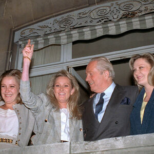 Jean Marie Le Pen 1988 mit seinen Töchtern Marine, Yann und Marie-Caroline in der Familienvilla in Saint-Cloud.