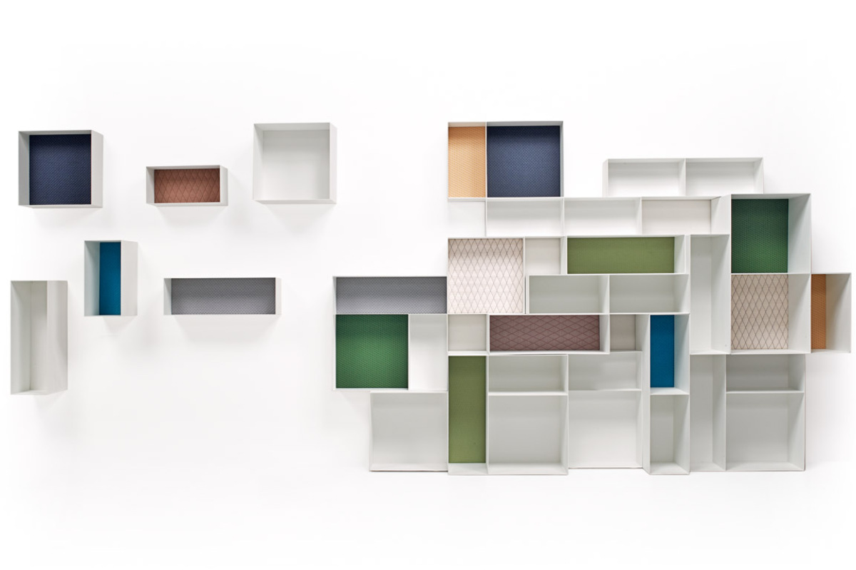 Verschiedene Größen, verschiedene Tiefen, verschiedene Textilmuster: Die Elemente von „Alma“ des Herstellers Casamania sind auch einzeln Blickfänger an der Wand.