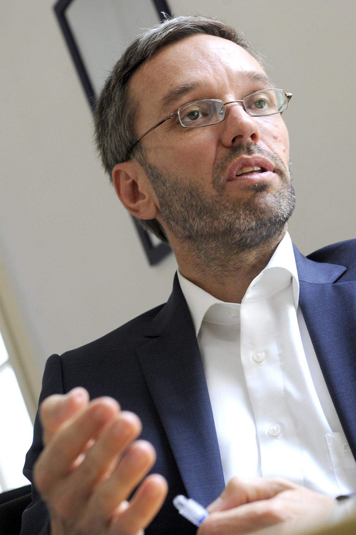 "Es wäre am Besten, ihm einen Exorzisten zu schicken." FPÖ-Generalsekretär Herbert Kickl will Stadler Besuch vorbeischicken.