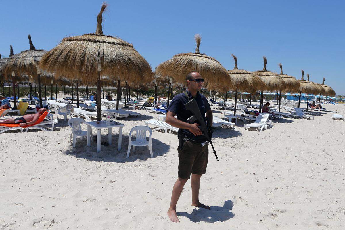 Mitten am beliebten Strand im tunesischen Port El-Kantaoui schoss ein Attentäter mit einer Kalaschnikow um sich, die er zuerst unter einem Sonnenschirm versteckt hatte, und tötete 27 Menschen, vor allem Touristen. Am selben Tag kamen in Kuweit mehr als 25 Menschen bei einem Anschlag ums Leben. (Bild vom 28. Juni)