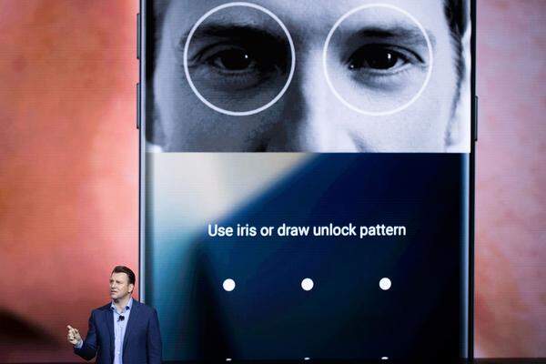 Nach Muster, Gesichtserkennung und Fingerprint-Scannern ist jetzt bei Samsung der Iris-Scanner die erste Wahl als Sicherheits-Feature. Mit dem integrierten Iris-Scanner lassen sich nicht nur die Daten des Secure Folders sichern. Auch Einkäufe über Samsung Pay können darüber abgeschlossen werden.  Der Iris-Scan wird aber nicht dadurch aktiviert, indem man lange in die Frontkamera starrt, sondern man muss es zuvor aus dem Standby-Modus holen - im Gegensatz zum Fingerprint-Scanner.