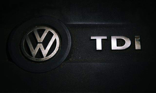 Erfurt 200818 VW Abgasskandal Im Bild VW Logo auf der Motorabdeckung eines VW Golf 6 Motor EA