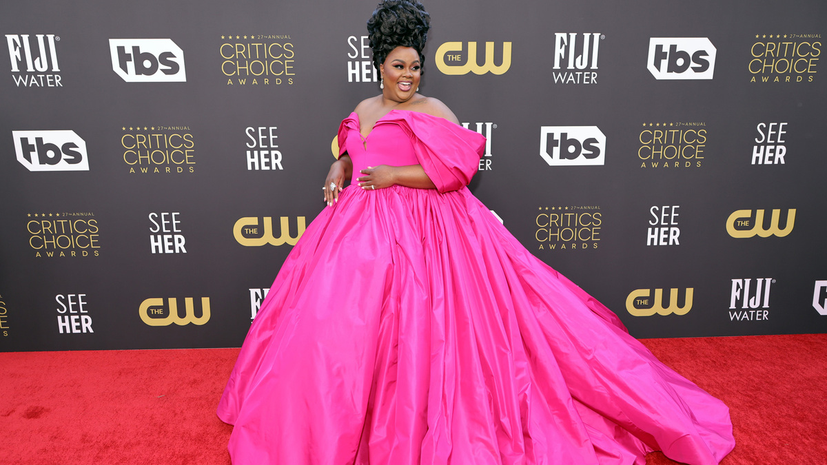 Extravagantes Pink von Christian Siriano trug die Comedienne Nicole Byer.