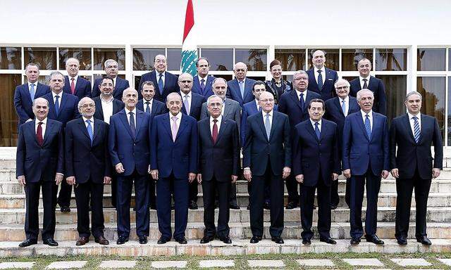 Die neue Regierung vor dem Präsidentenpalast in Baabda.