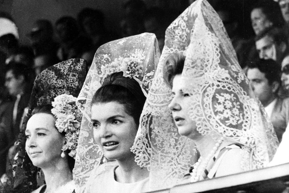 Ein Bild aus ihrer Lebensmitte. 1966 besuchte sie zusammen mit Jacqueline Kennedy einen traditionellen Stierkampf. Apropos Arena, angeblich hatte Cayetana ein Verhältnis mit dem bekannten Torero Pepe Luis Vazquez.