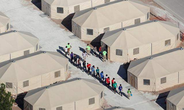 Kinder und Jugendliche auf dem Weg in ihre provisorische Unterkunft in Texas nahe der mexikanischen Grenze. US-Behörden trennten sie zuvor von ihren Eltern.