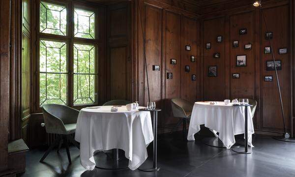 Das Restaurant ist mittags und abends geöffnet. Nach dem Aperitif, der in der poppig-pastellig eingerichteten Bibliothek von Schloss Schauenstein serviert wird, geht es in die dunkel vertäfelten Speiseräume.